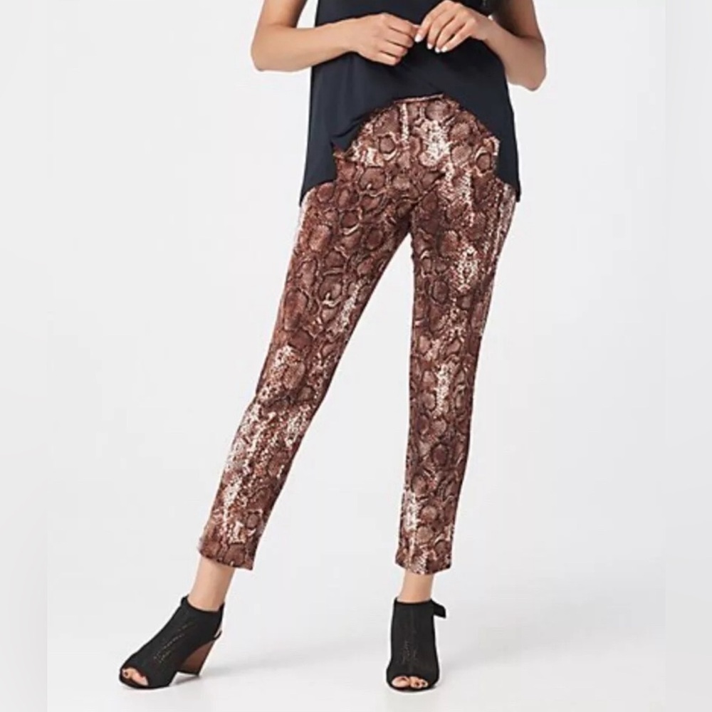 P107 *NWT Women‎ With Control Snakeskin Print Leggings - Size Large